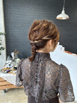 ニド(2do) 肩下長さの編みおろしスタイル