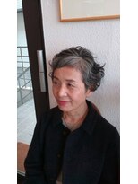 パンセ(PENSER)&nbsp;白髪ショートパーマでアクセント