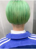 ペールグリーン、刈り上げ女子。ベリーショート、黄緑カラー