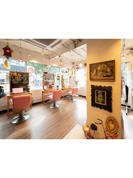 超カワイイ雰囲気の店内は、アンティークショップと間違えられてしまう程のクオリティの高さ☆