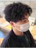 センターパートツイストスパイラルパーマメンズ波巻きパーマ
