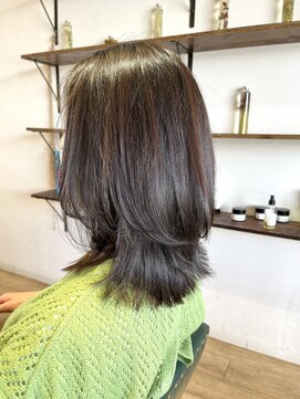 サラ(sarah) くびれミディアムレイヤー