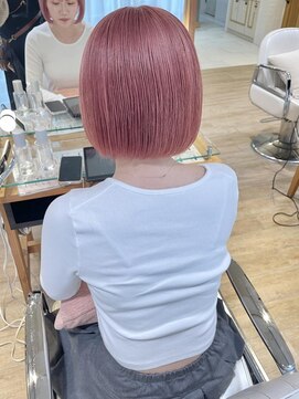 ネオリーブ チロル 横浜西口店(Neolive CiroL.) ハイトーン ピンク ケアブリーチ 切りっぱなしボブ 暖色