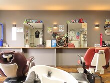 ホマレ(HOMARE)の雰囲気（明るく広々とした店内。フルフラットのYUMEシャンプー台が自慢♪）