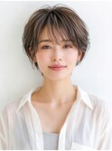 40代 白髪を活かす耳掛け透明感ショート