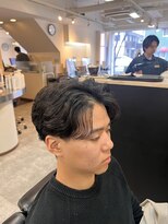 フリーゼアコマキ(FRISEUR)&nbsp;フェザーパーマで作るセンターパート