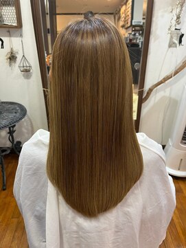 美容室 メザミー MESAMIES ブリーチカラーオリーブ系ロングサラツヤ髪毛先までまとまる