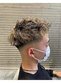 スキンフェード短髪ケアブリーチアップバング