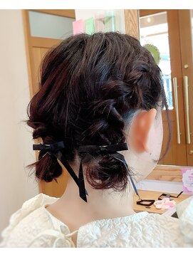 ヘアリエ(Hairie) ふんわり編み込みお団子ツイン