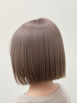 ぱっつんボブミルクティーベージュブリーチ＆ダブルカラー