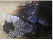 帰宅後も実は傷み続けている…残留薬剤を99%除去して、ダメージをサロンに置いて帰る