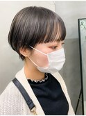 マッシュショート、ワイドバング、ブリーチ、グレーアッシュ
