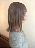 ミルクティーアッシュ　ミディアムレイヤー　外ハネミディ