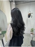 オフィスでも浮かないブルーブラック×レイヤーカット