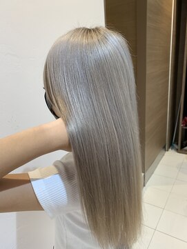 ローレン(Rollen) ホワイトグレーのサラ艶ストレート！RolleN