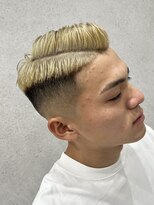 縁 ハナレ(en 870)&nbsp;スキンフェード　サイドパート　ブロンドカラー　外国人風