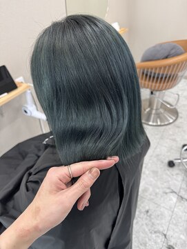 シカ 神戸三宮元町店(Cica) モスグリーン 三宮 ブリーチ 切りっぱなし ボブ