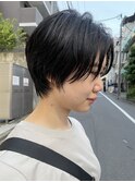 重く見えすぎない黒髪なセンターパートショート。