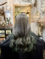 ミュー(m)&nbsp;グレージュ×グリーン/インナーカラー