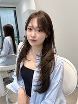 ラクシア(LucxiA) 透明感を引き出すロングハイレイヤーと顔まわりデザイン