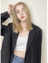 トルネード(TORNADO) 外国人風レイヤーカット ホワイトブロンド くびれミディM817