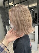 ルーブ トウキョウ(Loob. TOKYO)&nbsp;ミルクティーアッシュ.ハイトーンベージュ.レイヤーボブ.外ハネ