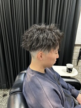 櫛の屋 【トオル】メンズ人気の縦落ちツイストパーマ