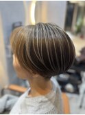 繊細ハイライトショートボブ
