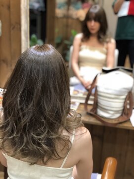 ヌーア(NuuA) オリーブアッシュ