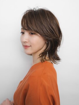 アイスバーグ(eyesburg) くびレイヤーエモージュ斜めバング小顔似合わせカット外ハネ