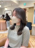 オリーブベージュの韓国くびれミディアムヘア 恵比寿