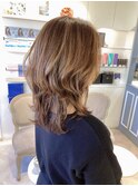 2025年ヘアーハイライトカーキベージュのウルフミディアム