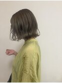大人ハイトーンカーキグレージュ。