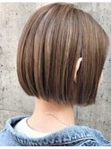 おしゃれな大人のベージュカラー×ストレートボブ