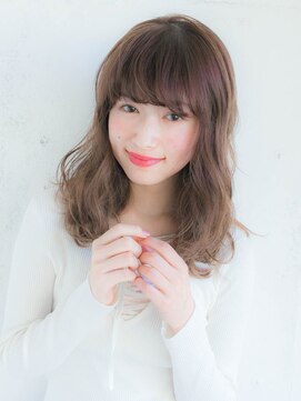 ルティア(Lutia) ゆるふわウェーブ アッシュベージュ 重めバング