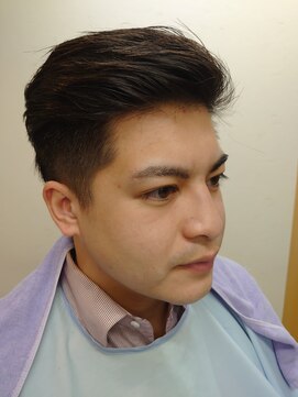 ヴェルデ シンバシ(VERDE SHINBASHI) アップバング ツーブロック フェザーバック フェード 学生 就活