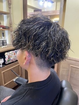 トウキョウバーバーヴァッシュ 北千住店(Tokyo Barber VASH) ツーブロックマッシュ/波巻き/ハイライト/束感[北千住/理容室]