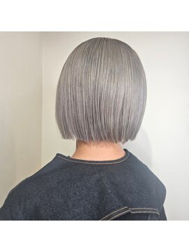 コロ(COLO) 【吉祥寺】 ダブルカラー ブリーチ グレー　ボブ