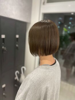 ホワイト(WHITE)の写真/サロン帰りの仕上がりが続くスタイルをご提案◎お客様の髪質やクセを見極め、再現性の高いスタイルに。