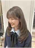 透ける柔らかさ、ミルクティーグレージュ×ミディアムレイヤー
