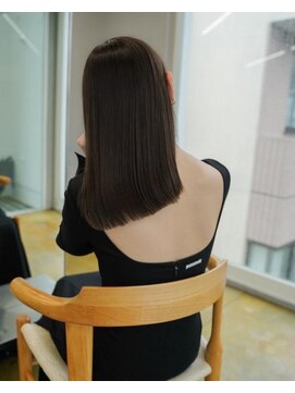 ヌード(nude) 艶感グレーセミロング｜髪質改善カラー