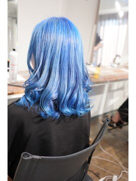 ザ オーダー(THE ORDER) トリートメントカラーで染めた薄いブルーの水色カラー