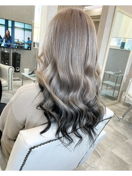 ホワイト(WHITE) [WHITE RYOTA]ミルクティーベージュにブラックを添えて