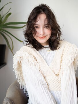 マグノリア オモテサンドウ(MAGNOLiA Omotesando) くしゃっとくせ毛風長めバング愛されミディ・・・HINATA