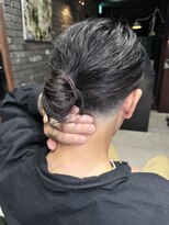 フォーコーナーズカットショップスリーセント 栄(FourCornersCutShop 3/cent)&nbsp;マンバン/お団子ヘア/スキンフェード/メンズロン毛