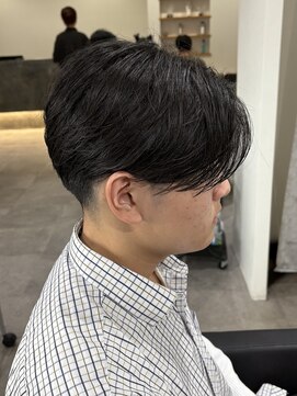 ヒュイル バイ ニアウ(Hwyl by Niau) センターパートメンズカットパーマニュアンスパーマフェード