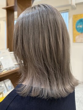 ルイ(ROUIS produced by LUCK 津田沼) 白髪ぼかしハイトーン/グレージュ/レイヤー/似合わせカット