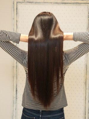 【髪本来の美しいしなやかな髪へ】どんなクセ毛でも天使の輪を！繰り返す度に美しく艶のある髪に導きます。