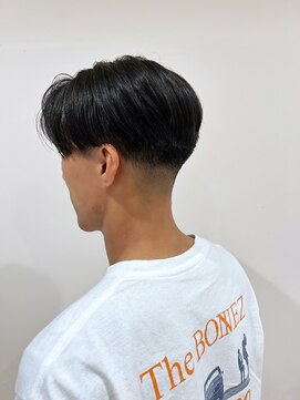 ブカブク(BUKA BUKU) メンズスタイル　スキンフェード　センターパート　ツーブロック