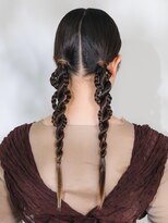 リッカ シーダ(LYCKA SIDA) ツイン編みおろしのお呼ばれアレンジ